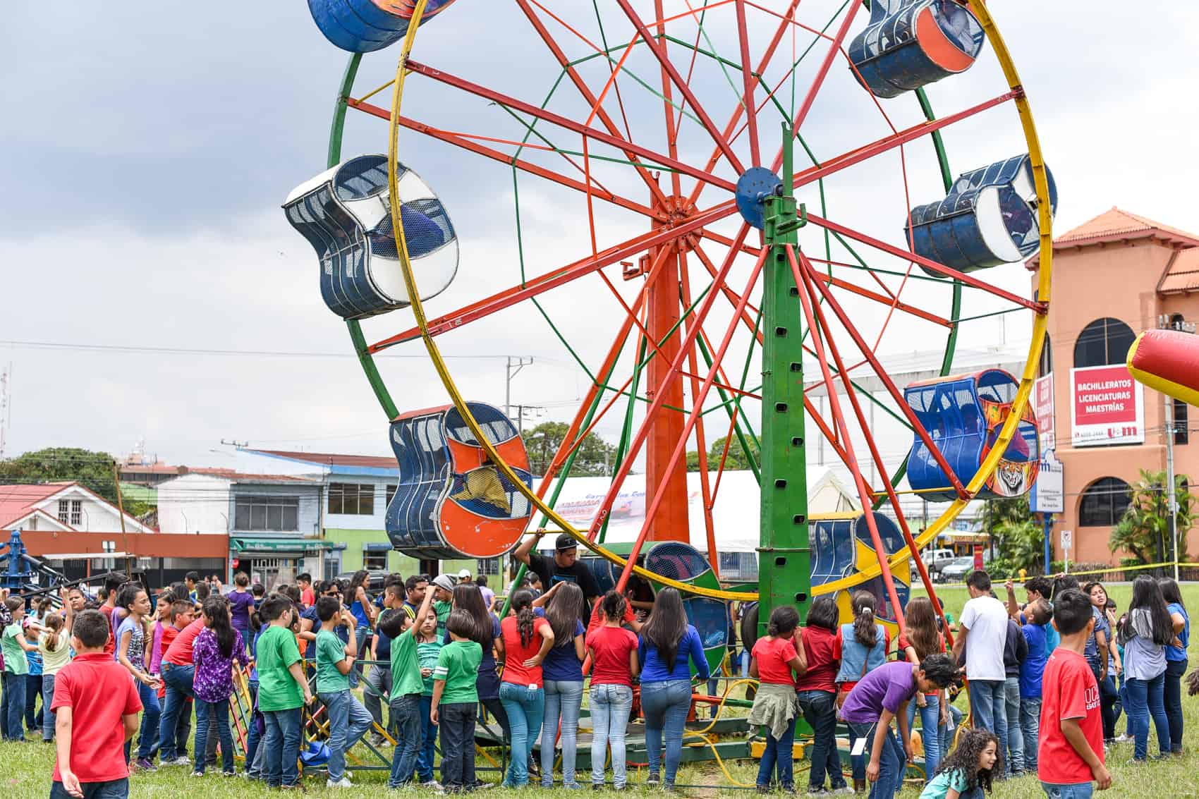 Students from the Franklin Roosevelt school in San Pedro de Montes de Oca, celebrated Children's Day at the plaza in from of the school with carnival rides like the Ferris Wheel.