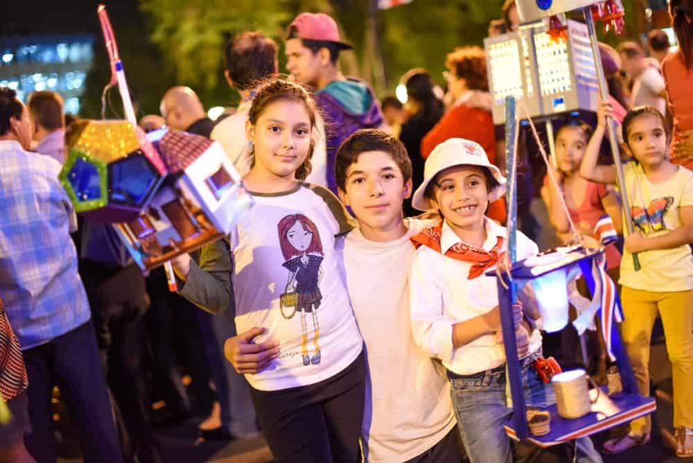 A procession of students in traditional Costa Rican dress, participating in a school parade to celebrate the nation’s Independence Day.