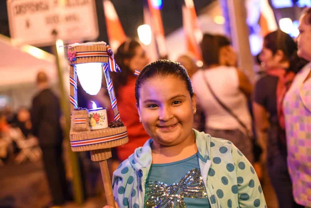 Children holding handmade lanterns during the desfile de faroles in San José