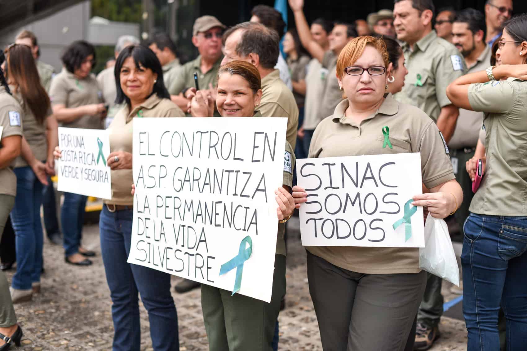 SINAC employees protest in front of the SINAC building in San José demanding better conditions for park rangers, Friday, September 04.