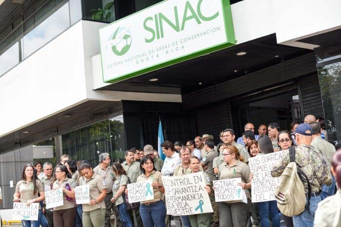 Park service employees protest in front of the SINAC building in San José to demand better conditions for park rangers and a pardon for ranger Mauricio Steller, Sept. 4, 2015.