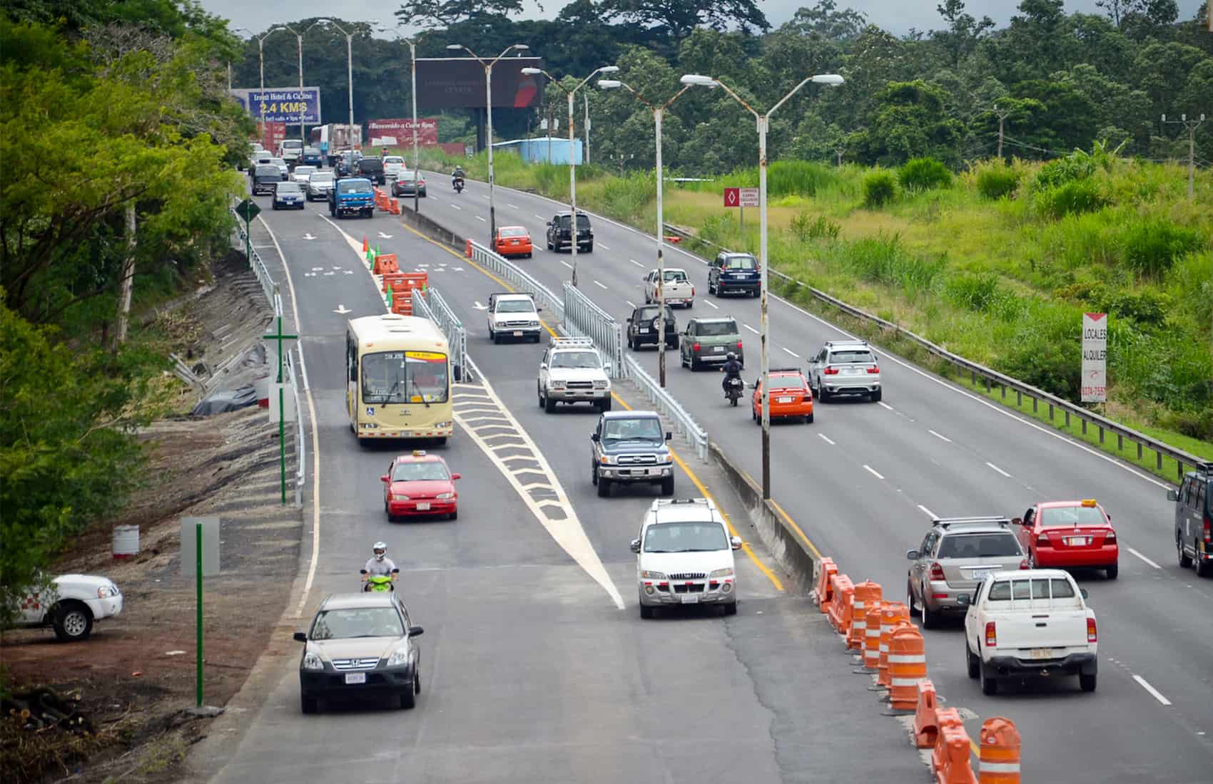 Motorists at General Cañas highway