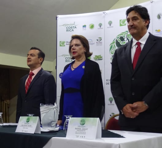 Gustavo Segura, vice president of the Costa Rican Tourism Institute, Costa Rican Vice President Ana Helena Chacón and Rafael Gallo, president of the Costa Rican Network of Private Reserves.