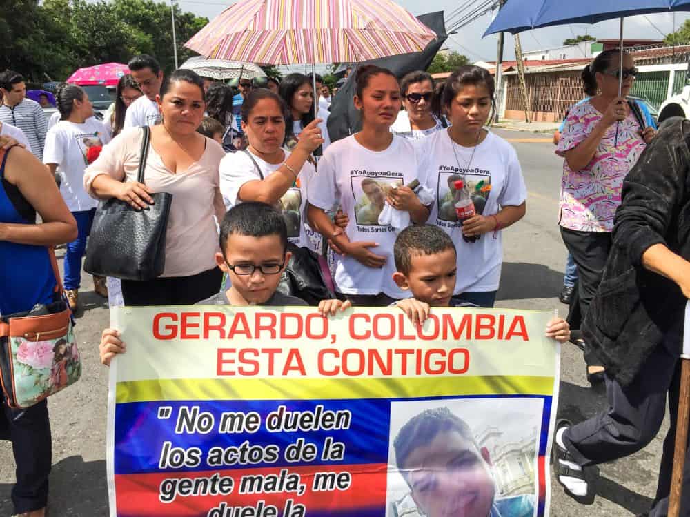 A group o people walked with the Funerary Car to the Desamparados Church, Saturday, November 21.