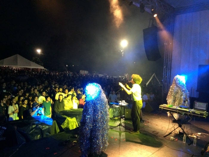 Helado Negro and his magical creatures performing. Melissa Sánchez/ The Tico Times