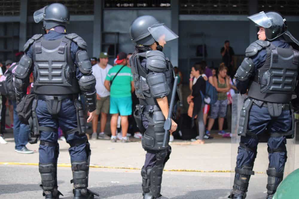 Costa Rican police watching cuban migrants