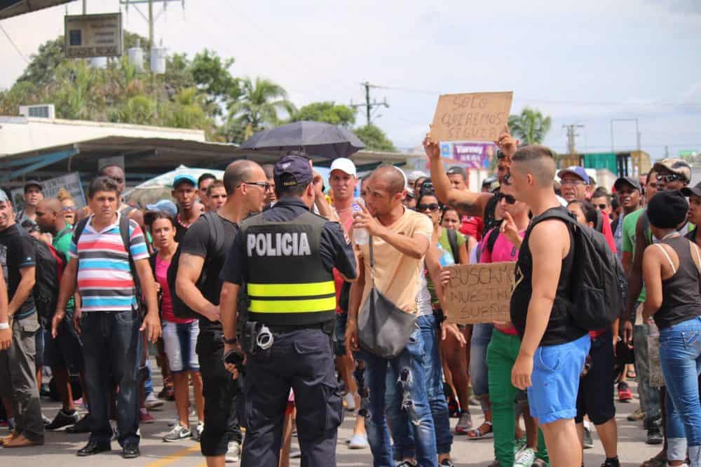 Cuban migrants with the Costa Rican police