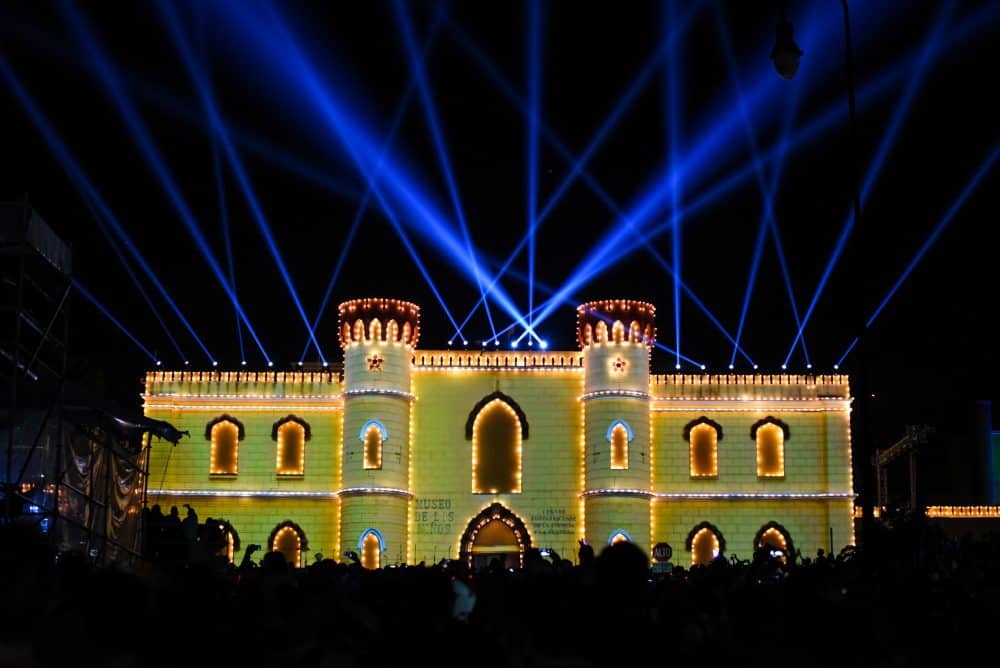 Thousands of Costa Ricans enjoyed the traditional illumination of the Children's Museum Wednesday night when thousands of light bulbs lit up the building's facade. The activity also featured a Christmas-themed theater performance, music, and dancing.