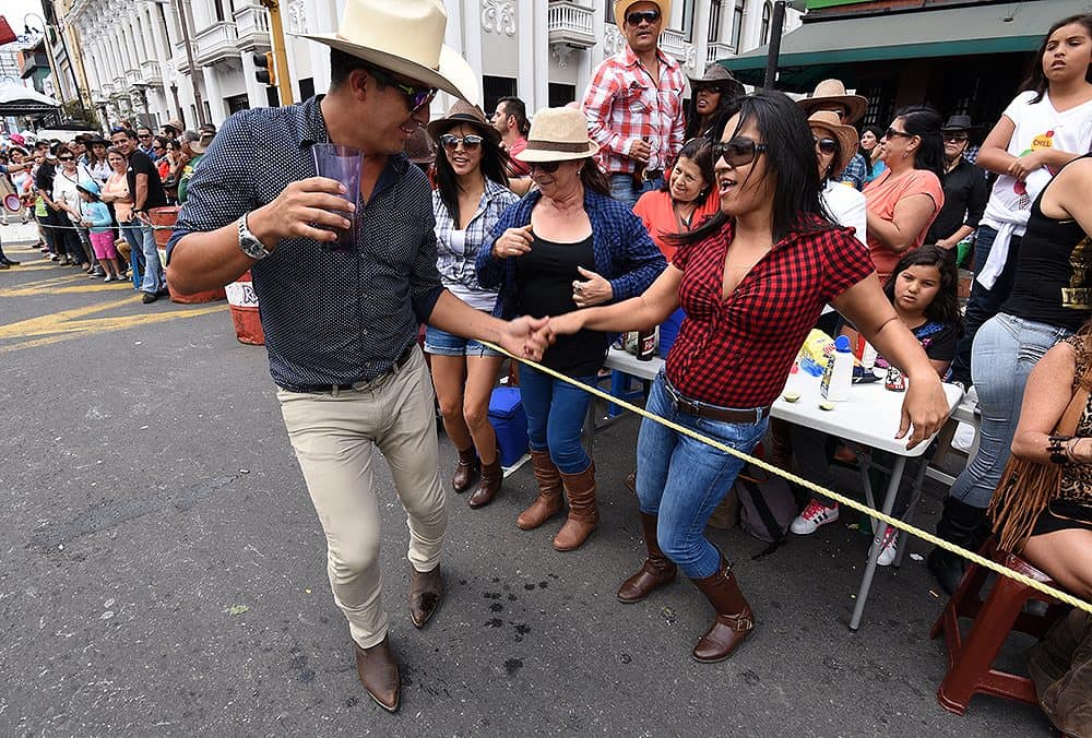 Crowds lined up along Paseo Colón watching Costa Rica's tope horse parade