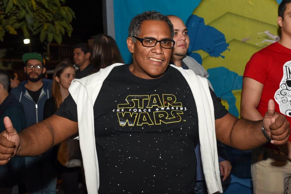 Dozens of fans waited in line outside the Magaly Movie theater in San José, Thursday, December 17, during the premiere of Star Wars The Force Awakens.