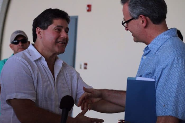 Mayor Felix Roque shakes hands with Foreign Minister Manuel González