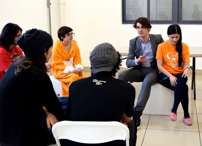 RJ Mitte talks to his fans at the Meet and Greet about his life, what he likes to do and his experience with Breaking Bad. Amanda Zúñiga/The Tico Times
