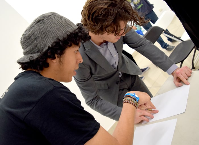 RJ Mitte signs autographs for his fans. Amanda Zúñiga/The Tico Times