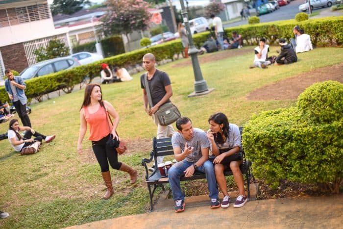 Friends chatting at the park. Alberto Font/The Tico Times