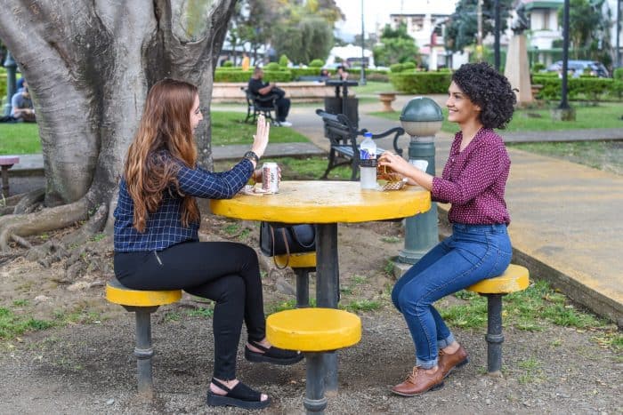 Melissa Jiménez and Carolina Zúñiga eating their delicious sandwiches. Alberto Font/The Tico Times