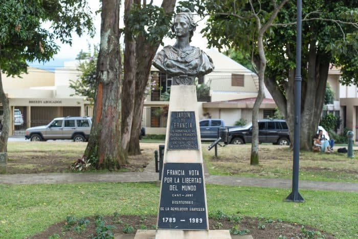 The park's statue. Alberto Font/The Tico Times