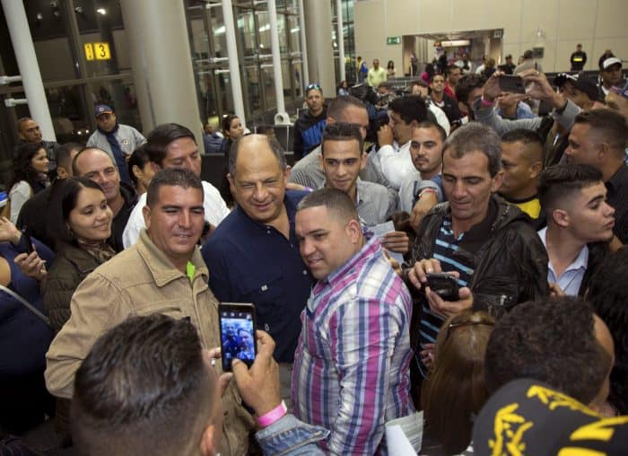 Cuban migrants with Costa Rica President Luis Guillermo Solís