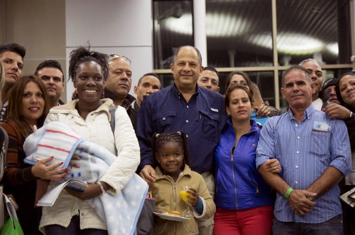 Costa Rica President Luis Guillermo Solís, center, with a group of Cuban migrants