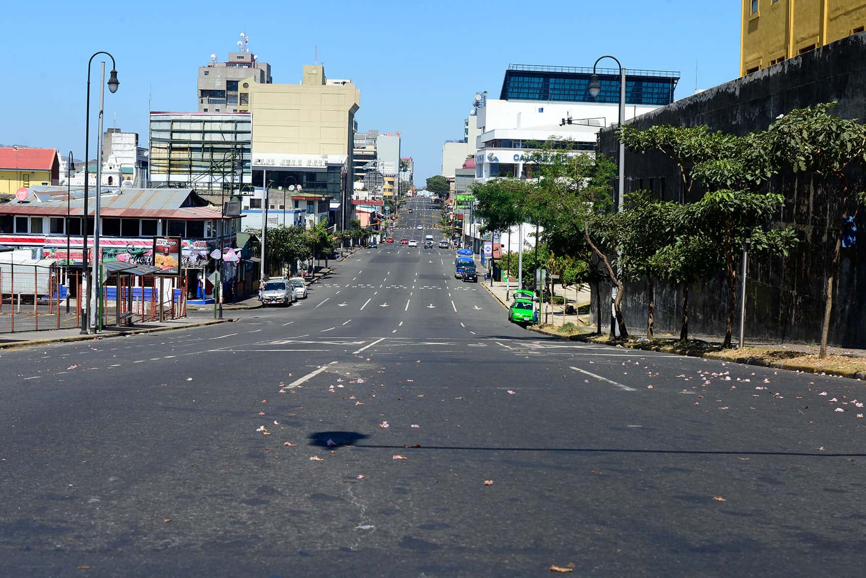 Avenida segunda free of cars on Good Friday.