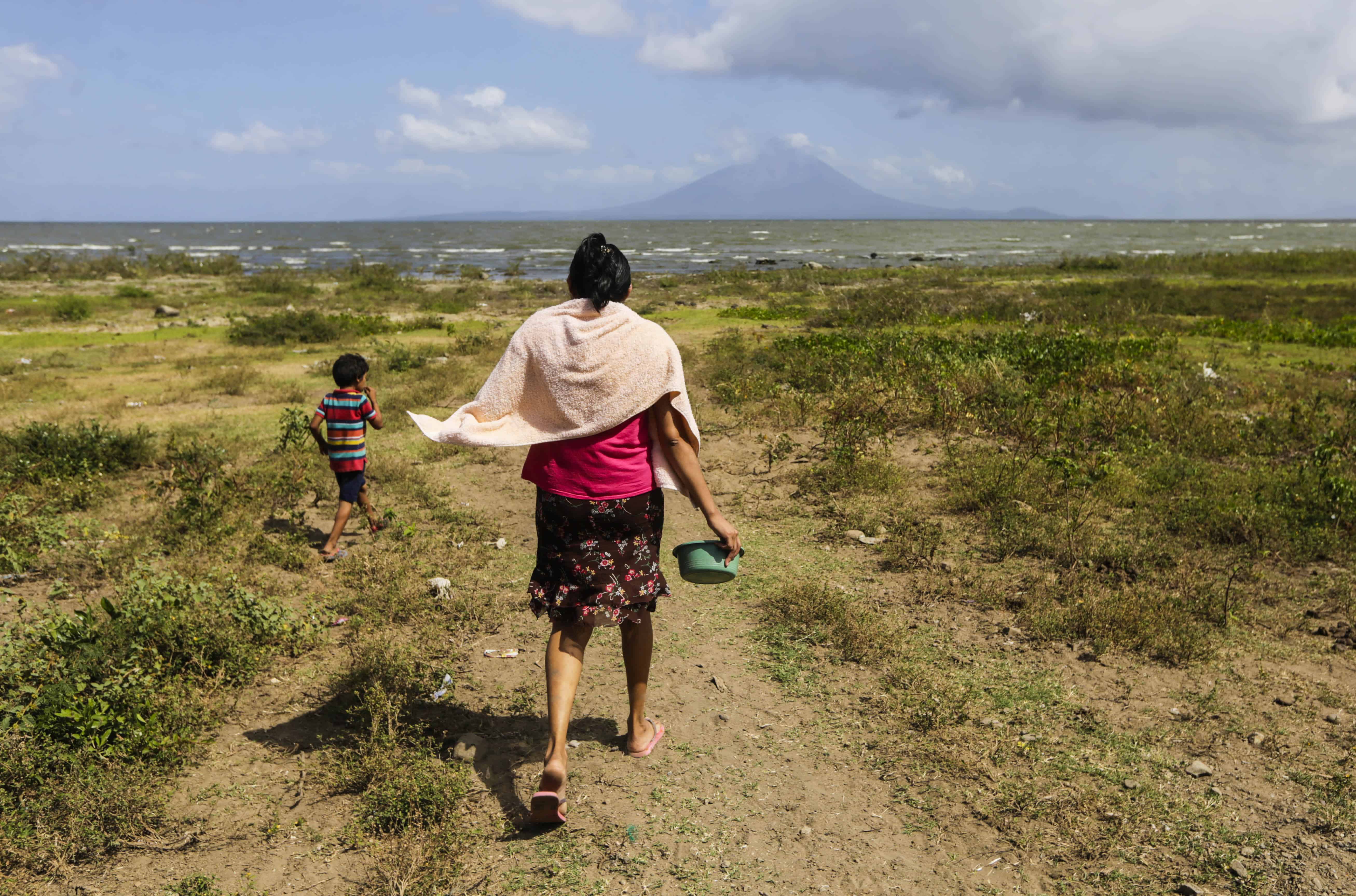 A woman walks with her son in Obrajuelo, on the shores of Lake Cocibolca | Nicaragua Canal