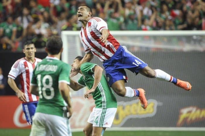 Photo: Paraguay forward Dario Lezcano beats Colombia midfielder