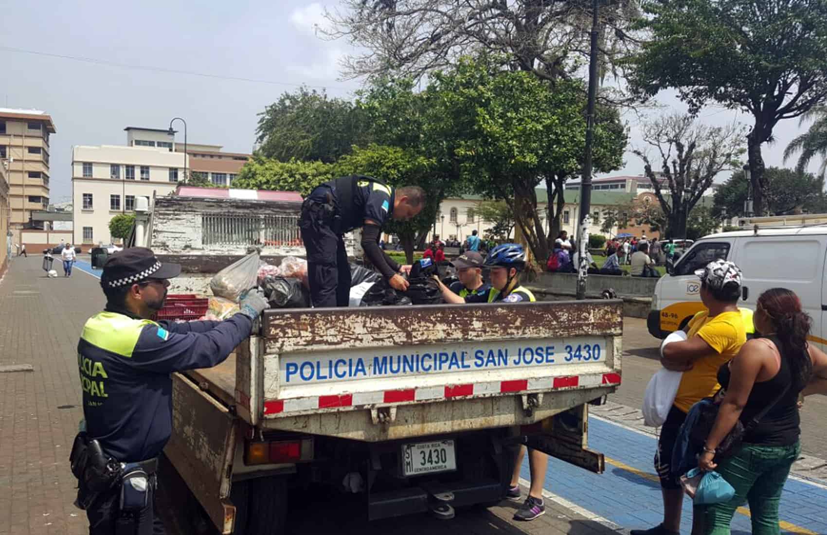 Municipal Police confiscates street vendor's goods. May 3, 2016.