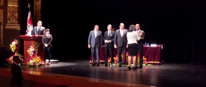 A representative of JetBlue receives an award from Expotur.