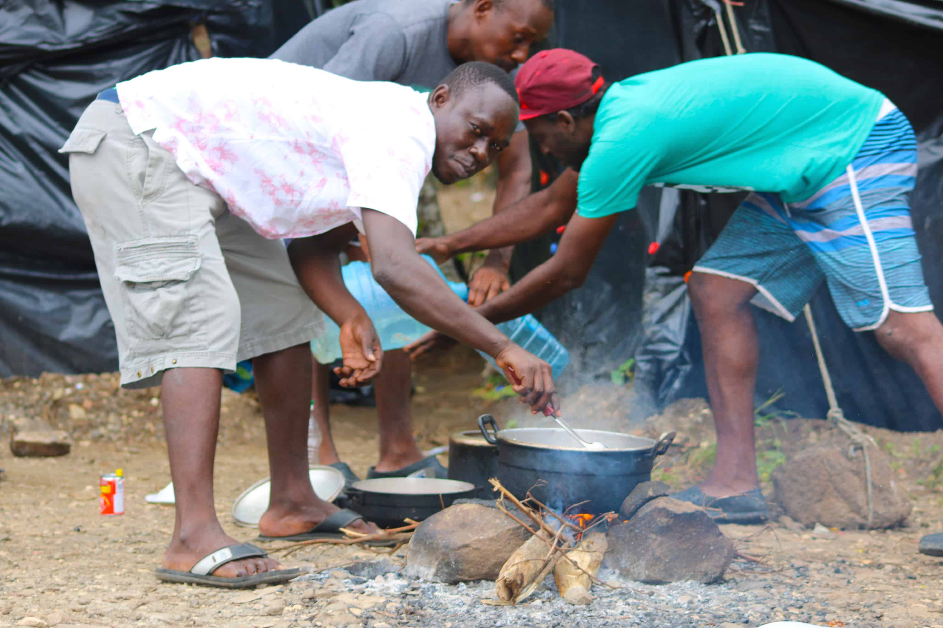 migrants cooking over a fire at Peñas Blancas