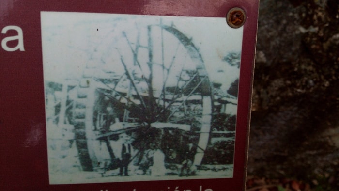 Photo of the hydraulic wheel once attached to this axis.