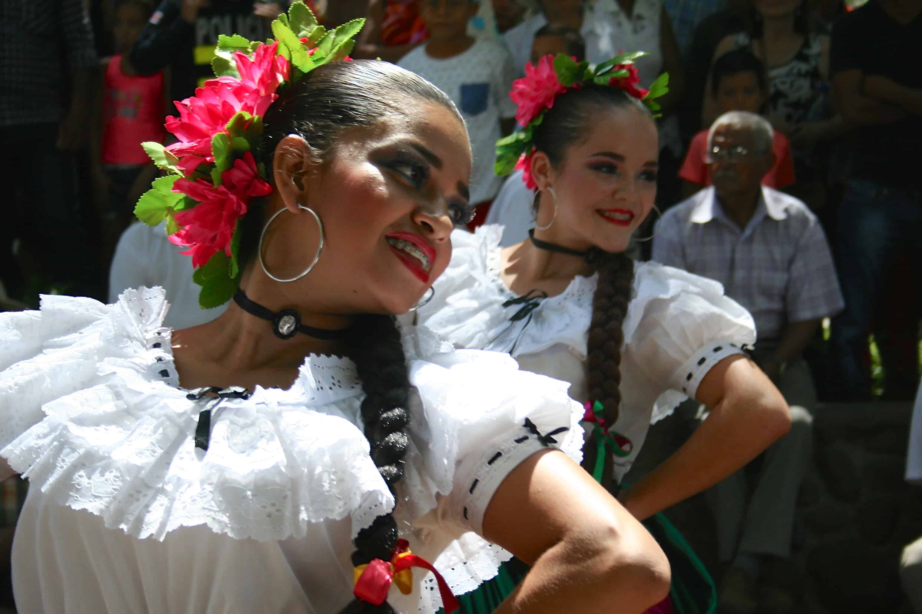 Costa Rica folkloric dancers