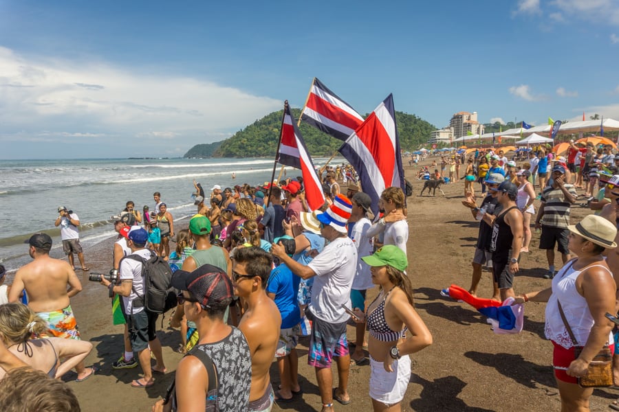 Aficionados costarricenses en la playa