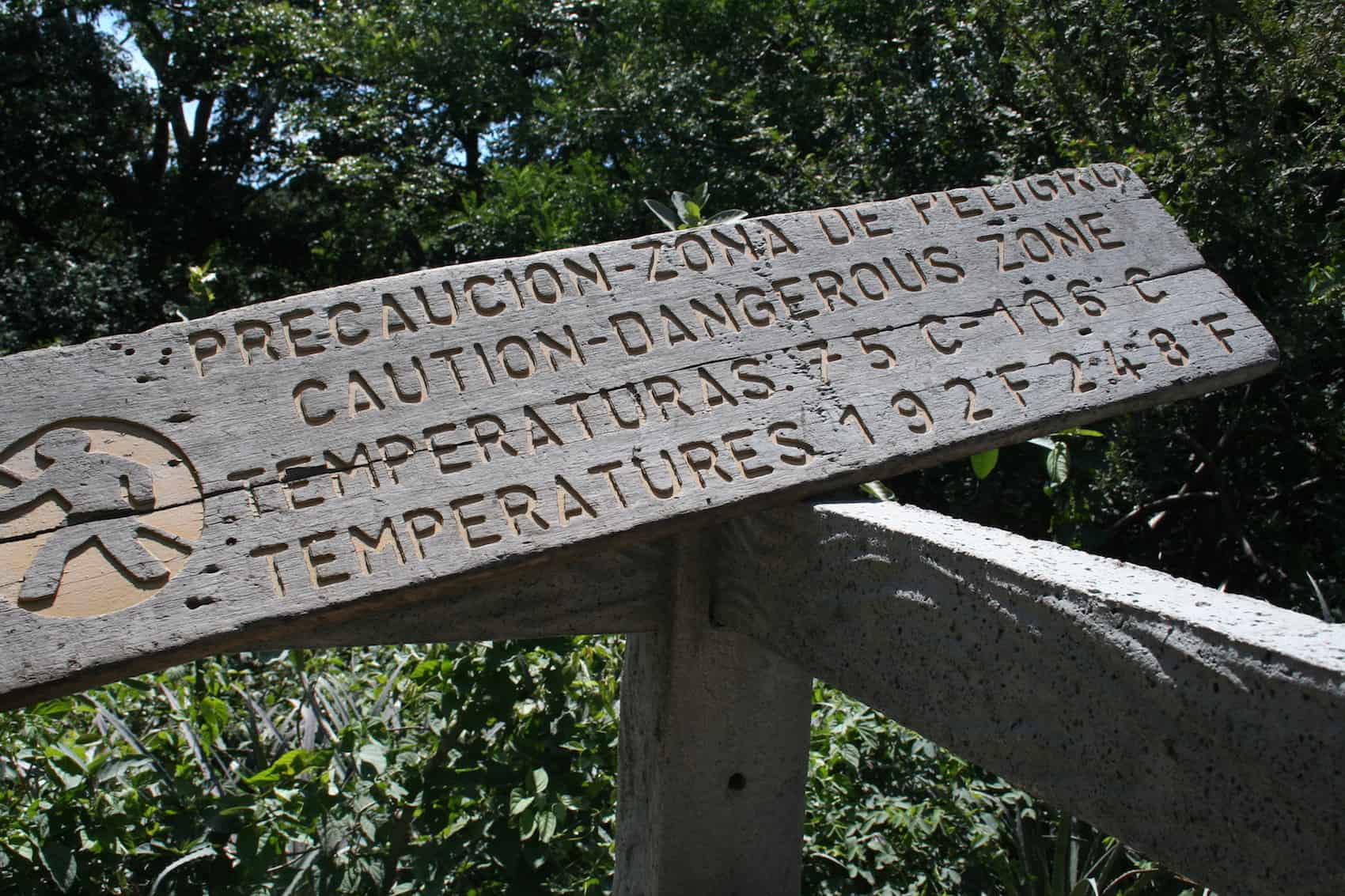 sign warning of hot temperatures