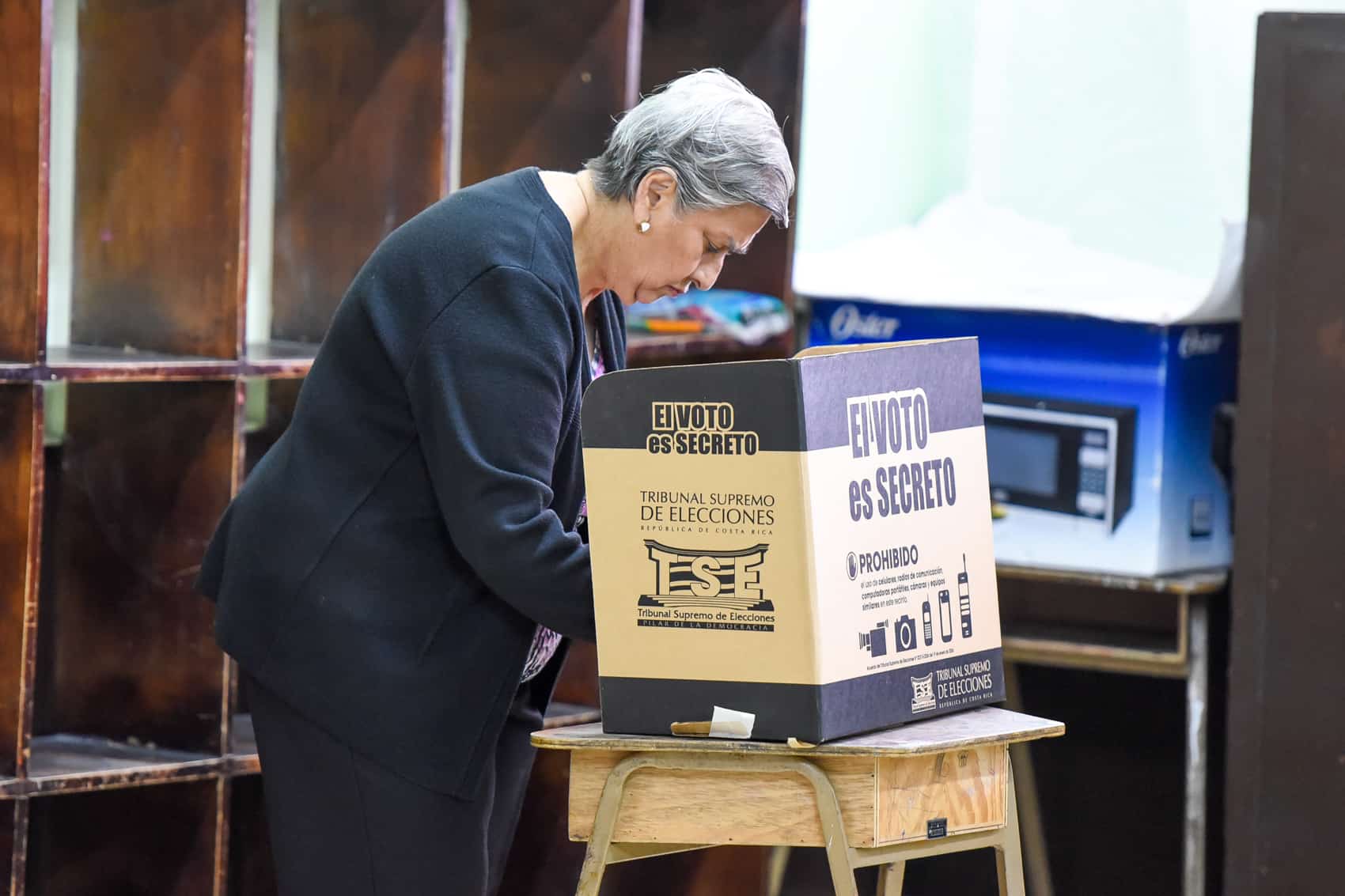 A woman votes in Costa Rica's Municipal Elections in February 2016.