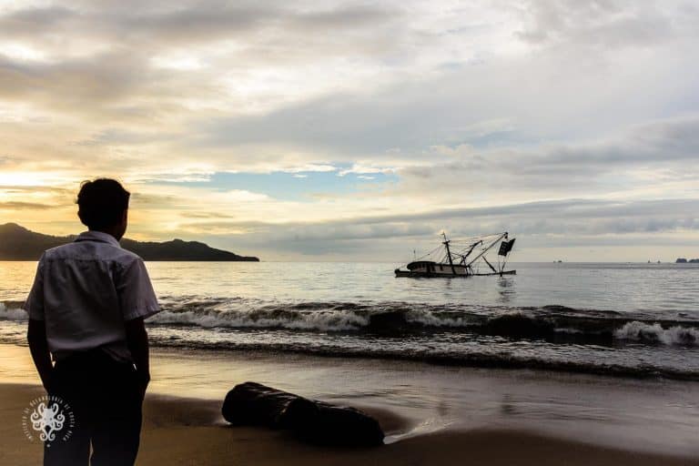 Shrimping boat sinks in Guanacaste, spilling diesel on Costa Rica's ...