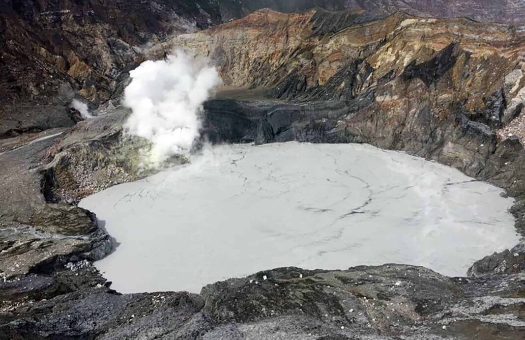 Gas, vapor emanations at Poás Volcano prompts preventive measures