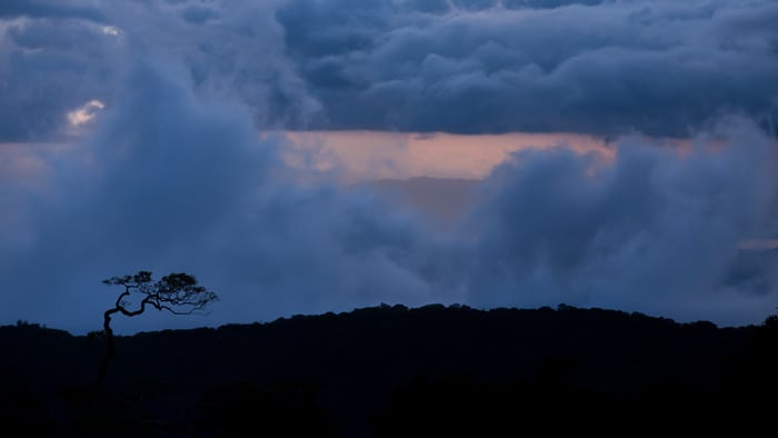 La puesta de sol se ve desde Monteverde hasta el Océano Pacífico, con el océano de fondo.