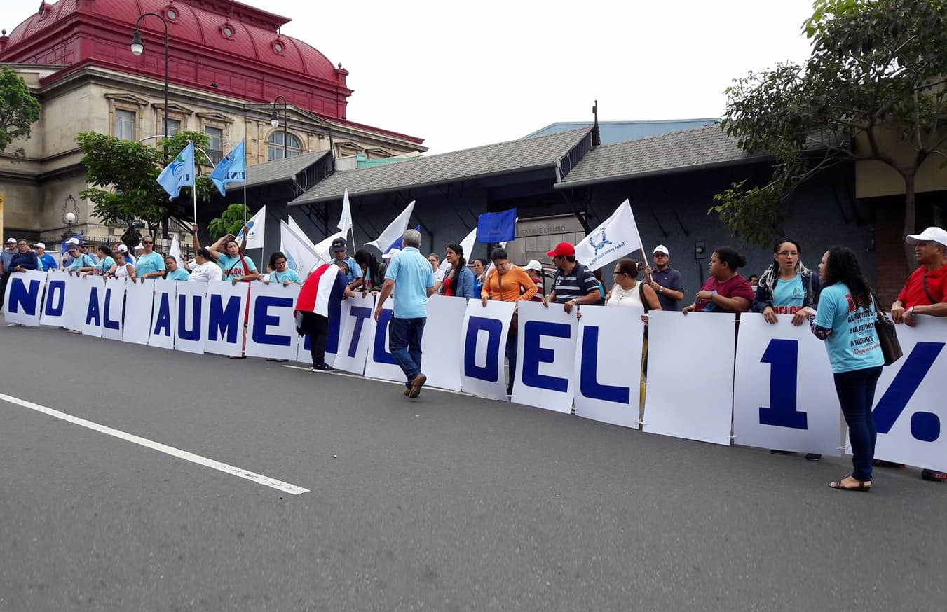 Workers' unions demonstration in front of the Caja in San José. June 1, 2017.