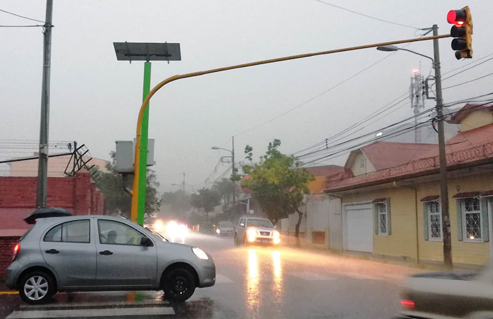 Solar-powered traffic lights in San José.