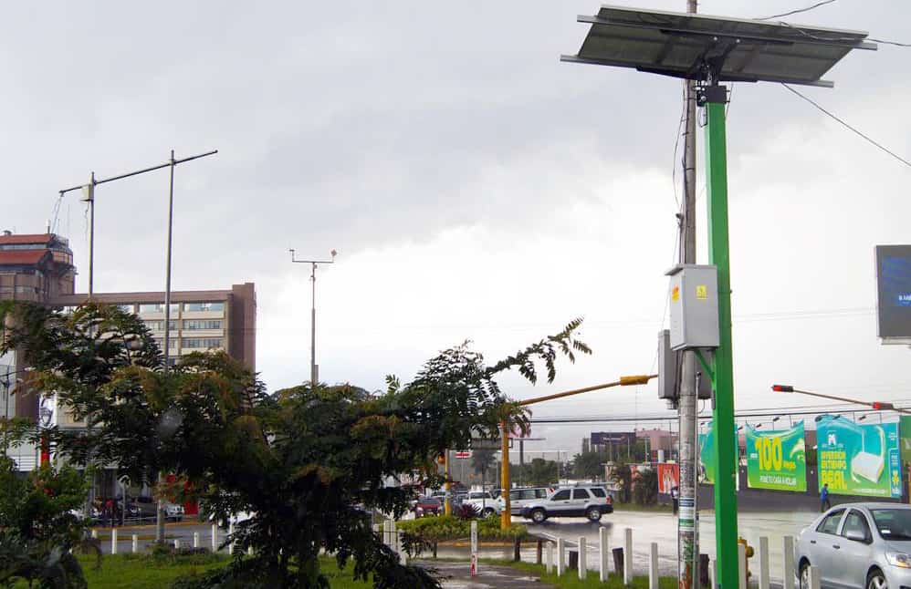 Solar-powered traffic lights in San José.