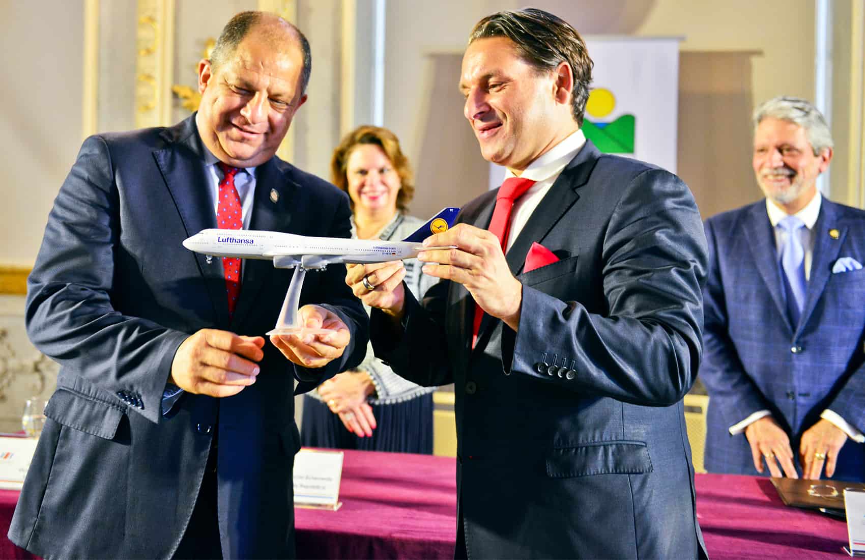 President Luis Guillermo Solís and Lufthansa's Sales VP, Americas Tamur Goudarzi-Pour