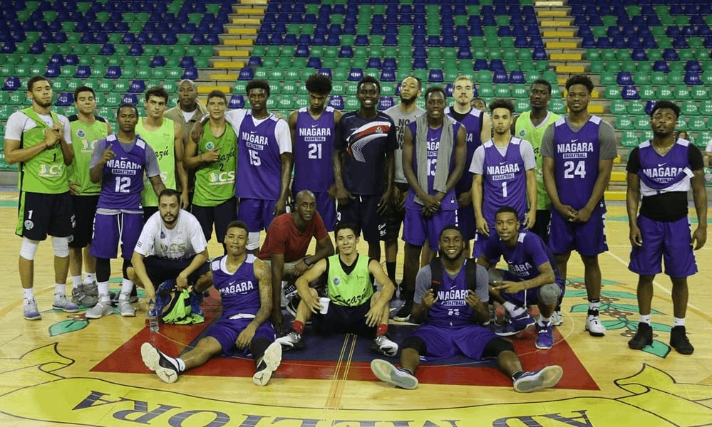 Niagara University Purple Eagles past Escazú Basketball team