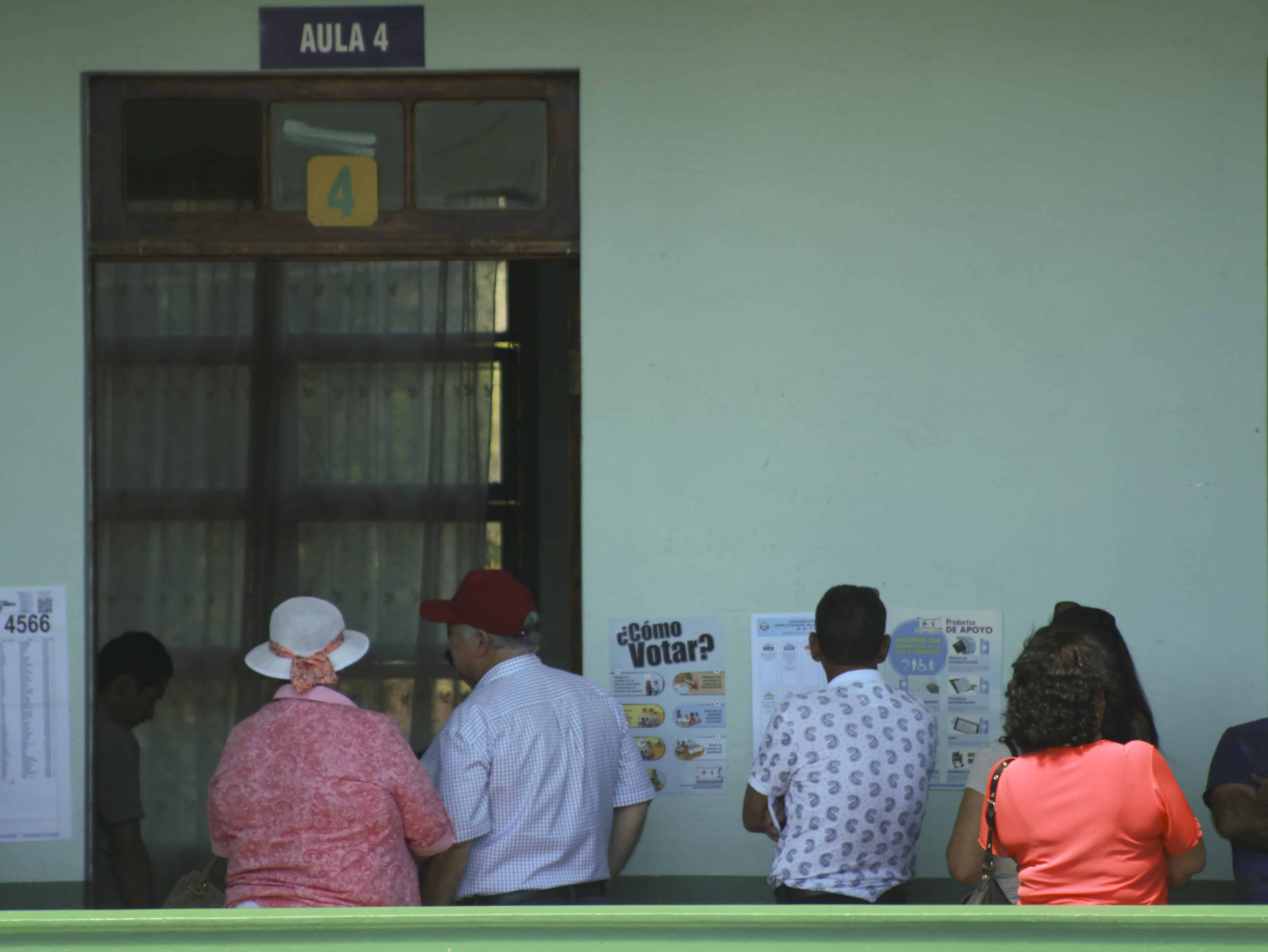 People voting at the Escuela de los Estados Unidos de América in San Joaquín de Flores, Heredia, on Feb. 4, 2018.