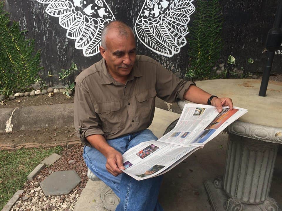 Costa Rican artist Adrián Gómez reads The Tico Times on March 15, 2018.