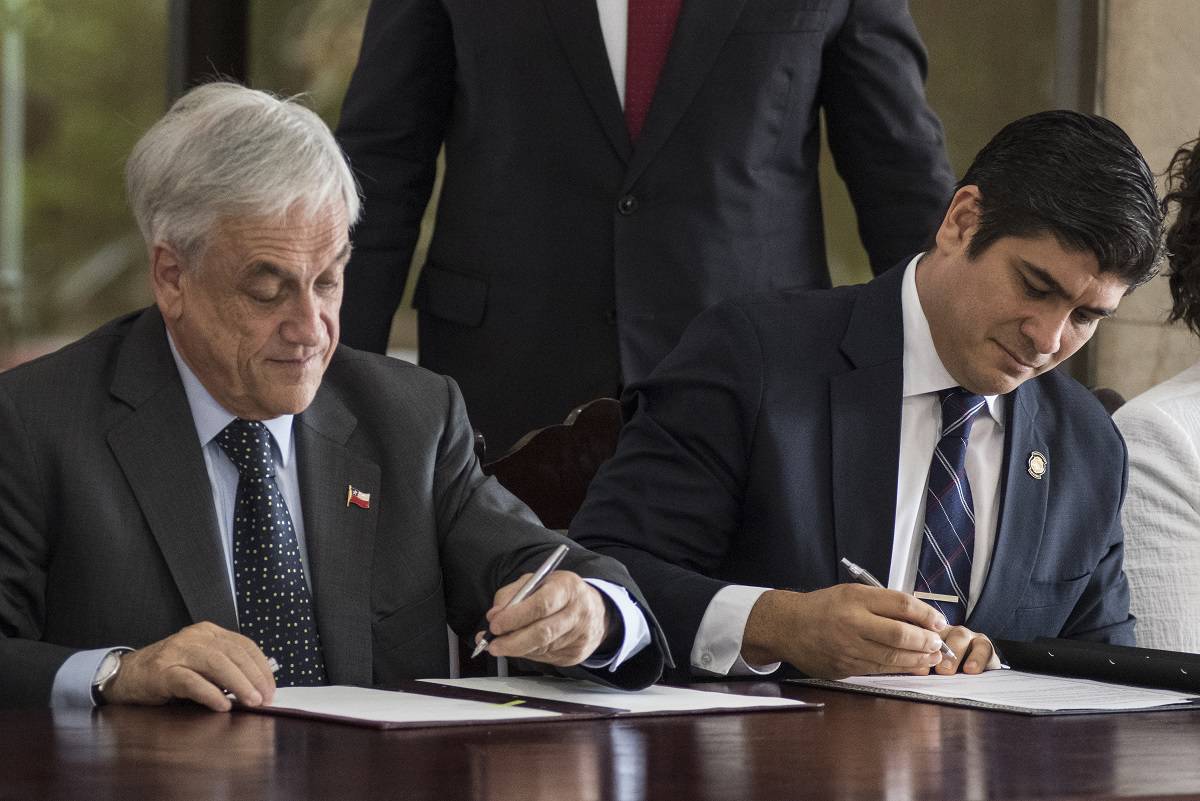 Chilean President Sebastian Piñera (L) and Costa Rican President Carlos Alvarado sign bilateral agreements at the presidential house in San Jose, July 9, 2018.