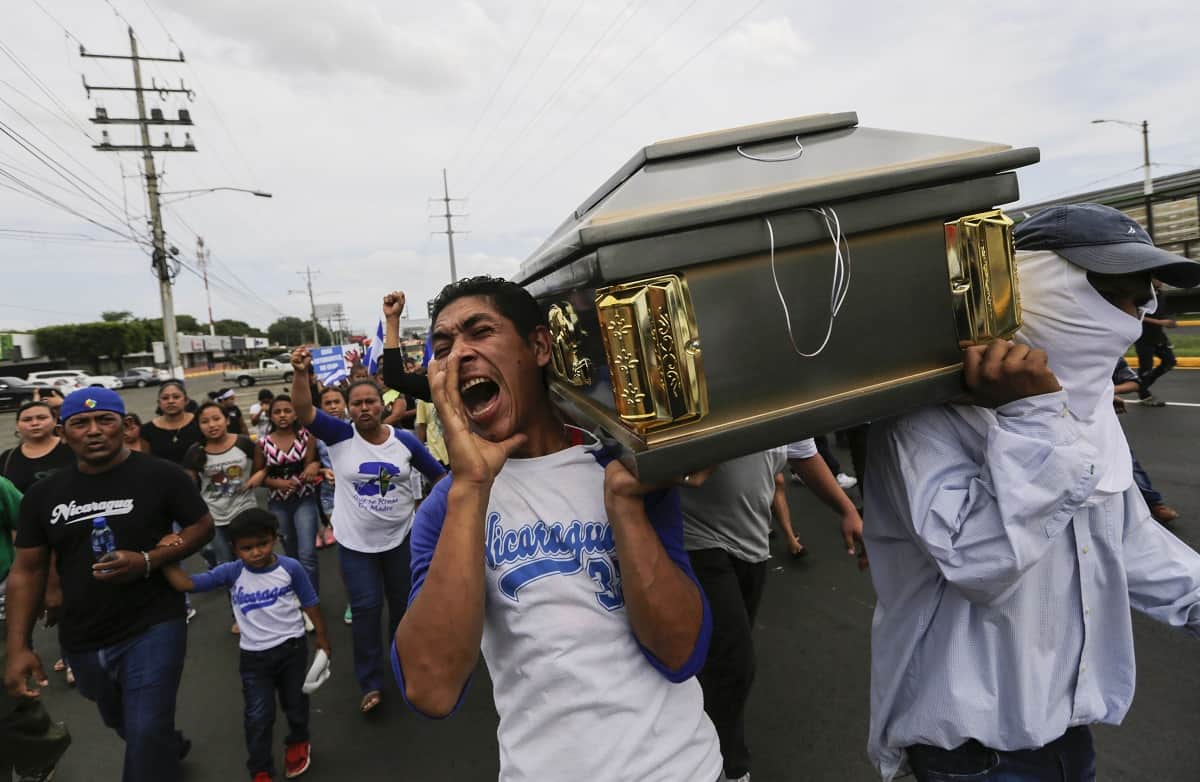Friends and relatives carry the coffin containing the body of the student Gerald Velazquez, shot dead during clashes with riot police in a church near the National Autonomous University of Nicaragua (UNAN) in Managua,on July 16, 2018.