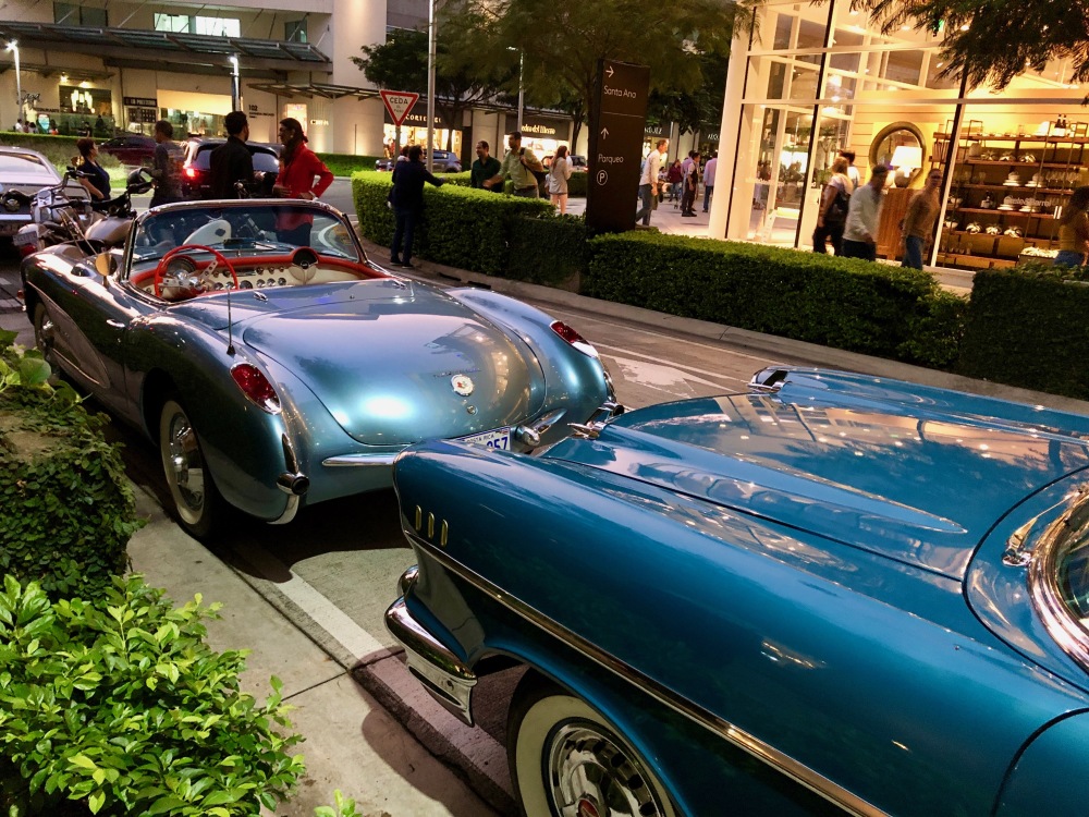 Vintage car parade at Avenida Escazu