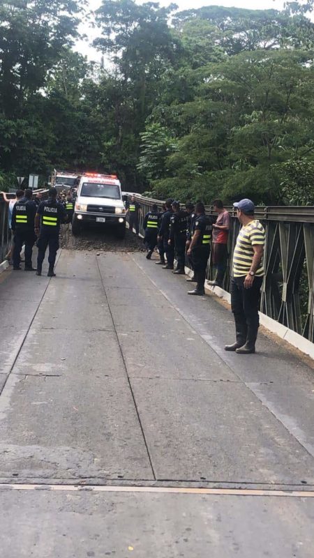 National Police clear roads in San Carlos.