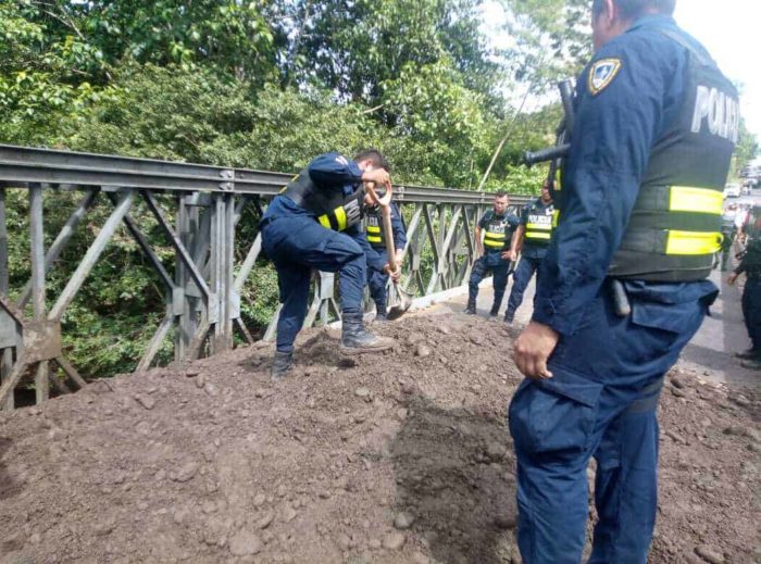 National Police clear roads in San Carlos.