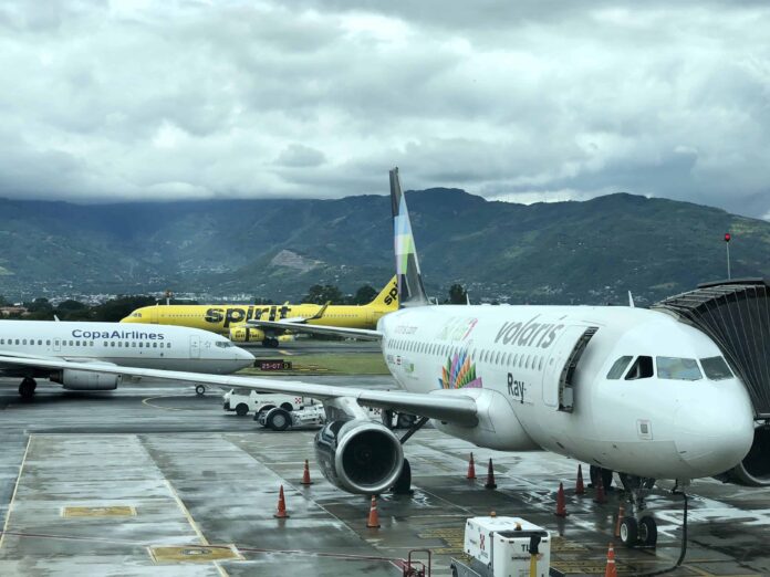 Aviones en SJO en Costa Rica