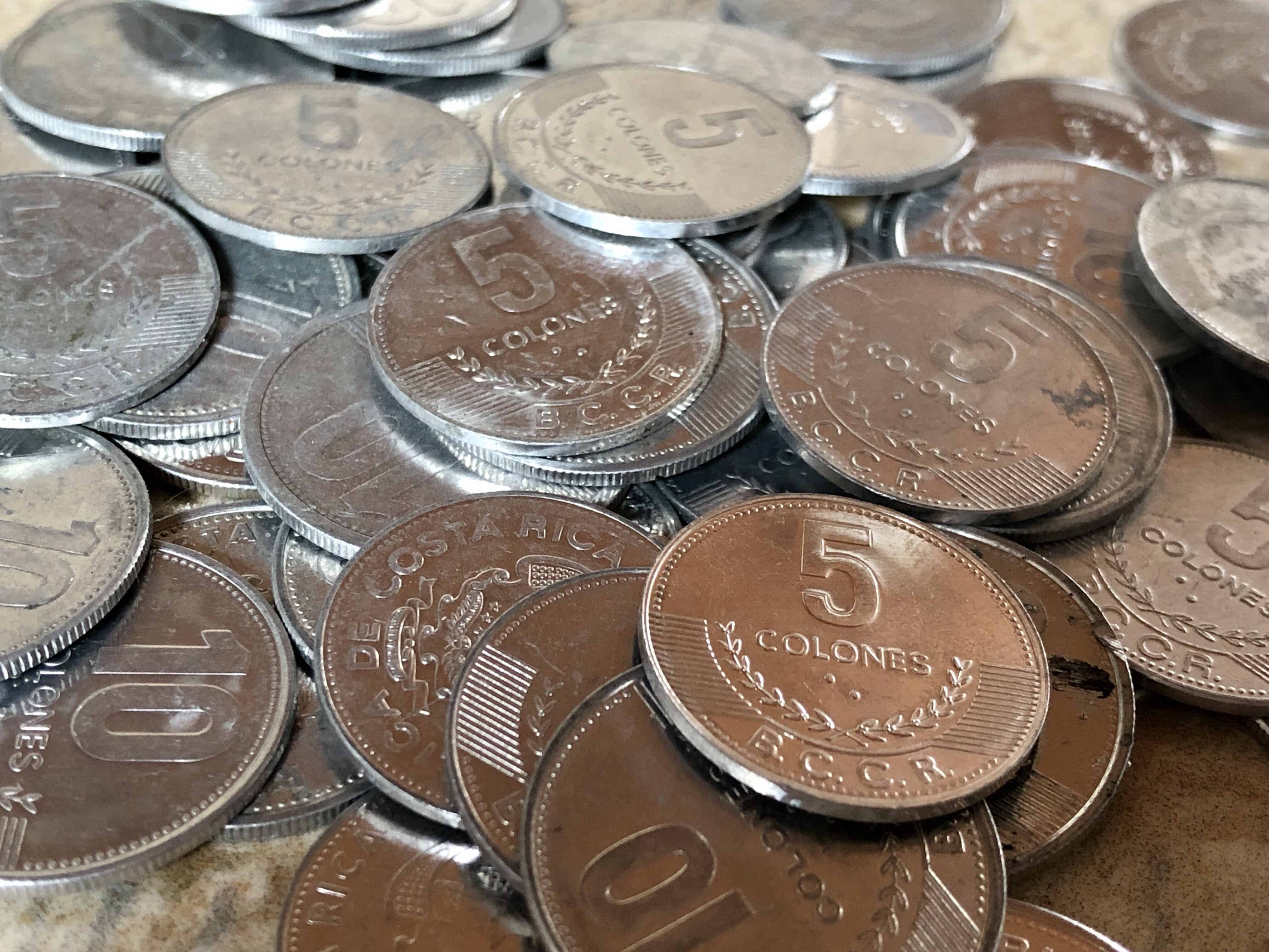 Costa Rican 5- and 10-colón coins